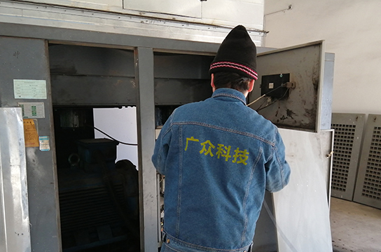 廣眾技術(shù)人員在寶平灣煤礦空壓機無人值守系統(tǒng)安裝現(xiàn)場