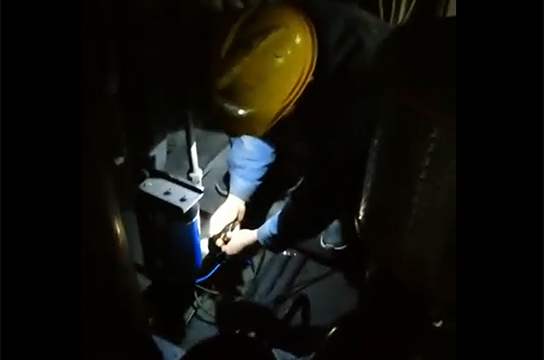 鄭州廣眾安裝人員深夜加班安裝空壓機斷油保護裝置