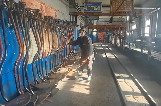 廣眾技術(shù)人員下井安裝水泵用電動機軸承溫度振動監(jiān)測裝置