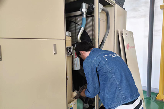 甄家溝煤礦一控四空壓機斷油保護裝置安裝現(xiàn)場