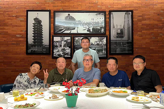 鄭州廣眾科技領(lǐng)導(dǎo)和中國(guó)礦大教授和博士小聚河南飯店
