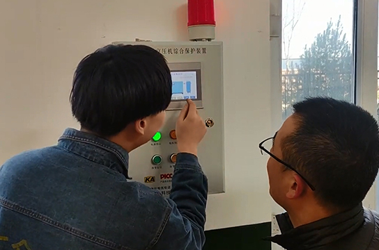 廣眾工程師在空壓機斷油保護裝置安裝現(xiàn)場